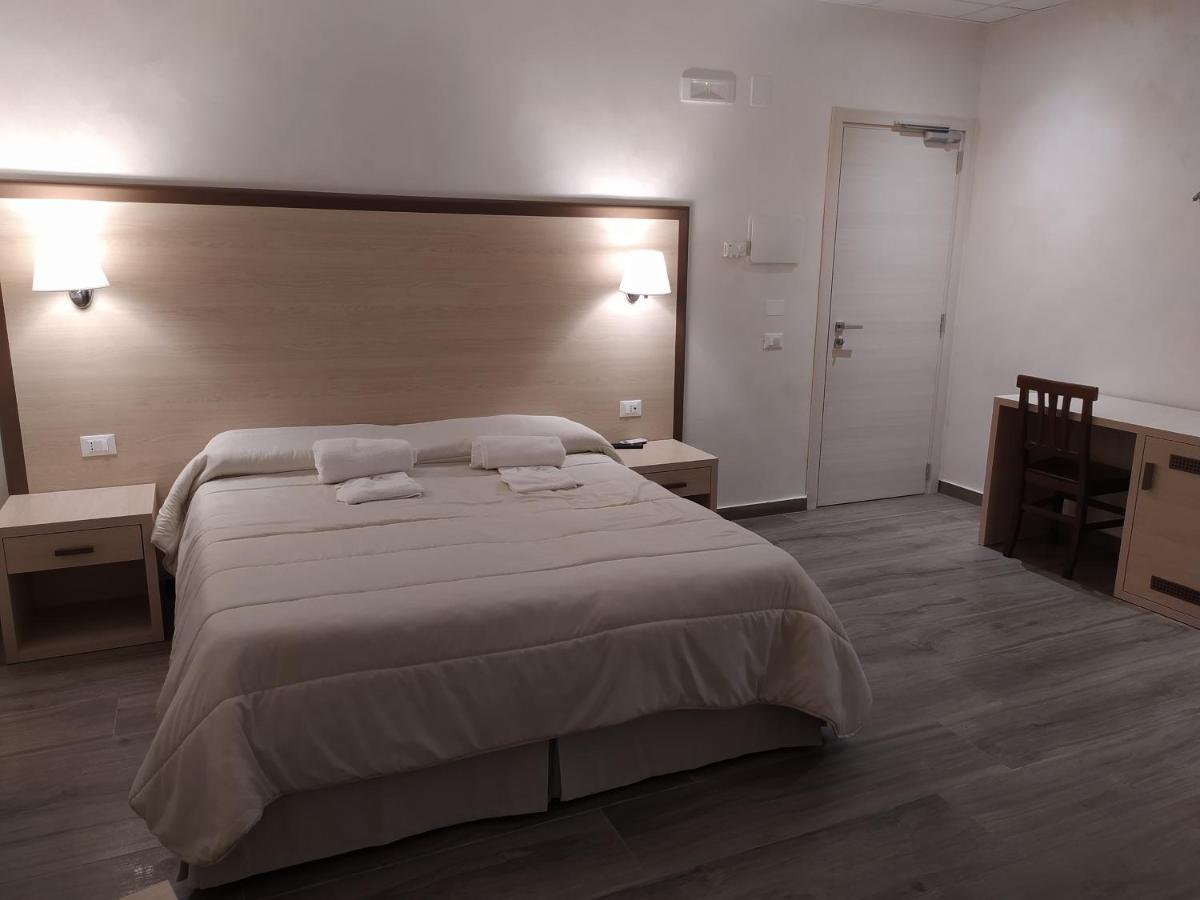 Hotel Holiday Foggia Exterior photo